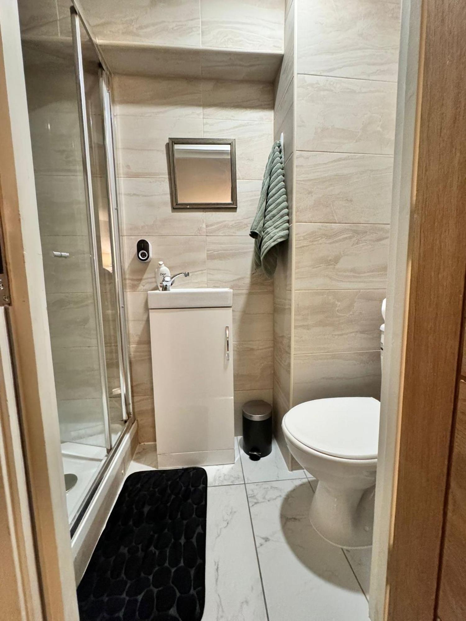 Tropical With Private Bathroom And Patio * Londra
